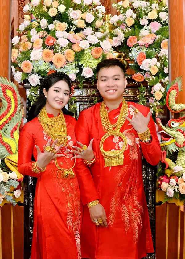 Đó là cô dâu Hà Ngọc Trân (24 tuổi) và chú rể Trần Văn Nhân (24 tuổi) đến từ quận Thốt Nốt, TP Cần Thơ.