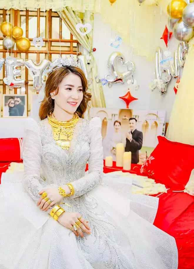 Cô dâu Thanh Hóa gây choáng đeo 28 cây vàng trong đám cưới.
