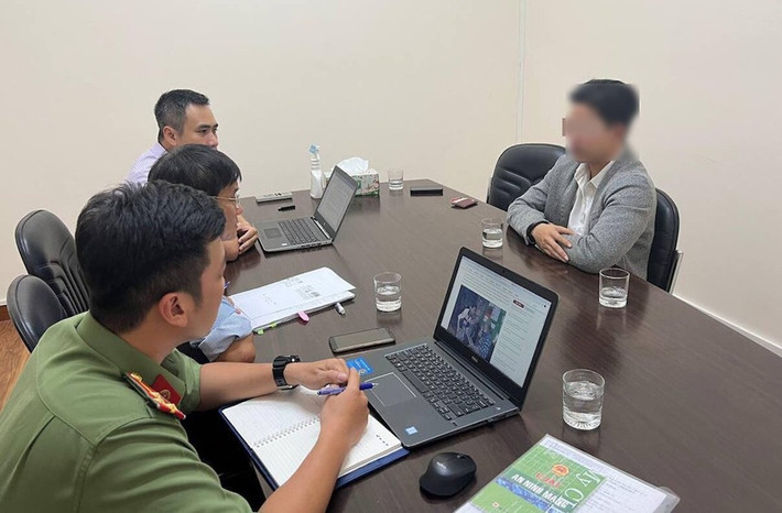 Chiều 28/11, TikTok Việt Nam khóa vĩnh viễn kênh có hơn 600.000 người theo dõi của Nờ Ô NÔ vì đăng tải nội dung không phù hợp với tiêu chuẩn cộng đồng của nền tảng. Một ngày sau, TikToker này tiếp tục bị thanh tra Sở Thông tin và Truyền thông TP.HCM lập biên bản vi phạm và xử phạt 7,5 triệu đồng về hành vi cung cấp, chia sẻ thông tin không phù hợp với thuần phong, mỹ tục của dân tộc.