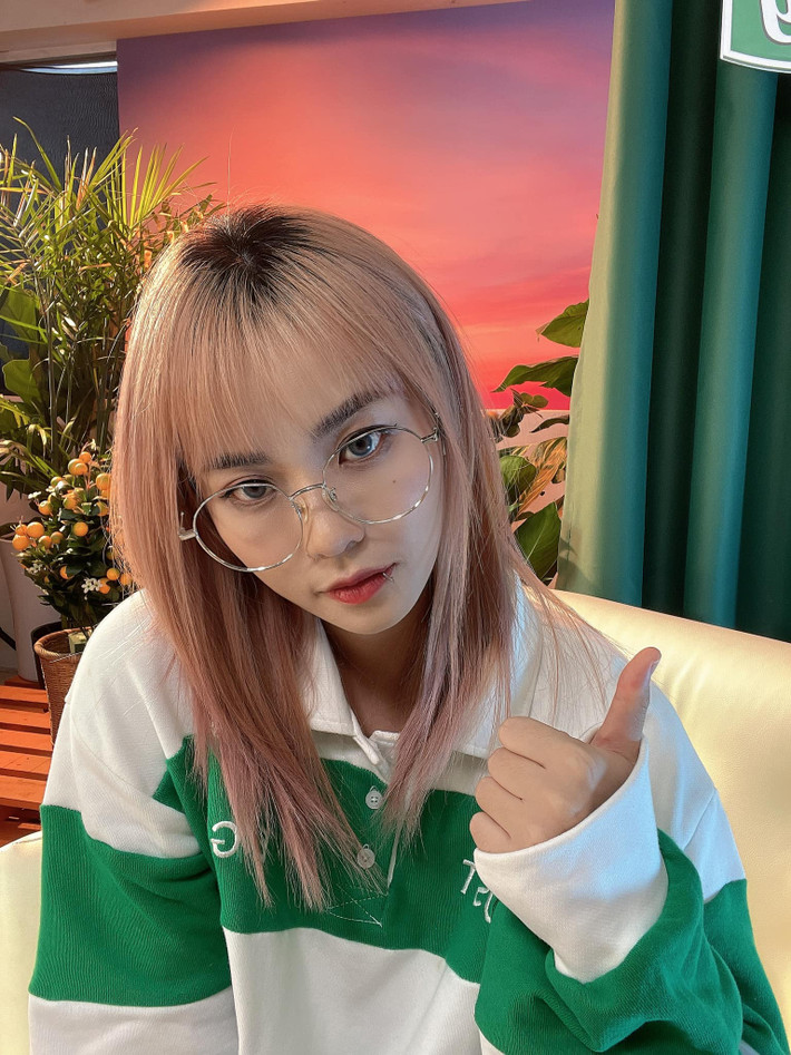 Thậm chí, người bạn thân thiết, gắn bó từ thời kỳ đầu làm streamer là Xemesis cũng phải thốt lên khi nhìn thấy hình tượng mới của Misthy: “Tôi không nhận ra người này là ai”, nhận về hàng nghìn lượt thích.