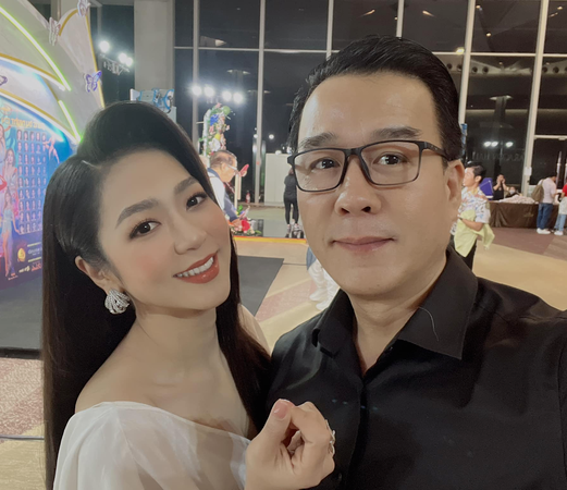 Trước đó, “Vua cá Koi” cũng rất ra dáng người đàn ông “cuồng vợ” khi gọi cô là idol (thần tượng).
