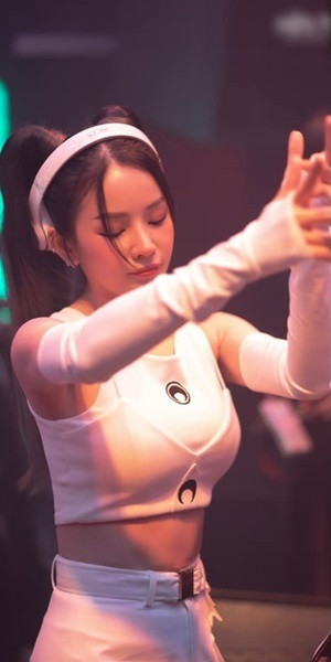 Ngoài diện mạo xinh đẹp lẫn gu thời trang biến hóa đa dạng, DJ Mie còn khiến nhiều người ngưỡng mộ trước mối tình dễ thương với Hồng Thanh.