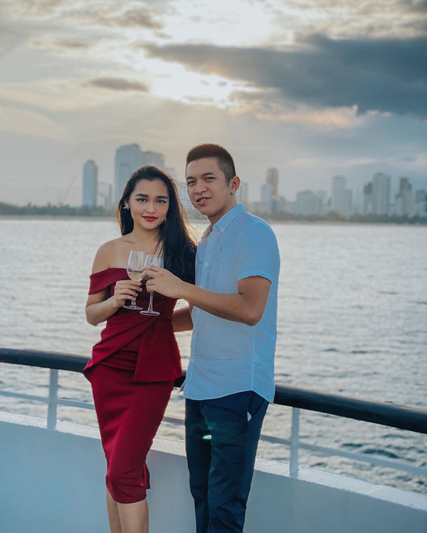 Dù đôi bên đã có tình cảm với nhau, song phải đến khi Linda Ngô về Việt Nam để dự đám cưới người thân và bị Phong Đạt "trao nụ hôn", cả 2 mới thực sự trở thành 1 cặp.