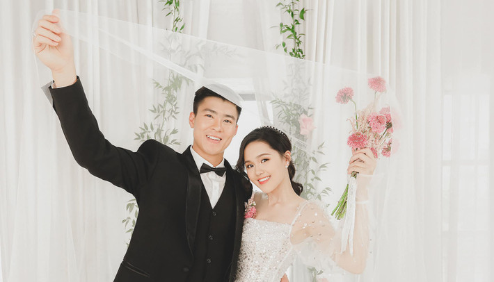 Trước khi về chung 1 nhà với Duy Mạnh, Quỳnh Anh cũng nhận được sự ngưỡng mộ của netizen khi tự thân gây dựng cửa hàng bán mỹ phẩm, thời trang và sở hữu biệt thự, xe sang.