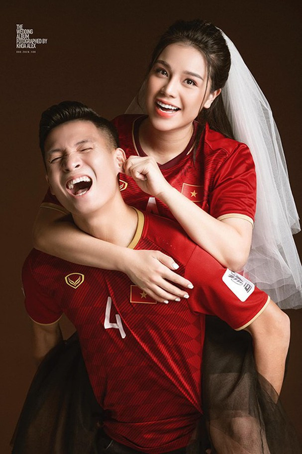 Đối với nhiều người hâm mộ, Nguyễn Khánh Linh và Bùi Tiến Dũng vốn được coi là “gia đình kiểu mẫu” trong làng túc cầu. Nàng WAGs này là con gái của 1 đại gia bất động sản ở TP HCM. Bên cạnh đó, gia đình cô còn đạt được một số thành tựu trong lĩnh vực kinh doanh khách sạn, karaoke… Chính vì vậy, 9X chính là tiểu thư “lá ngọc cành vàng” đích thực.