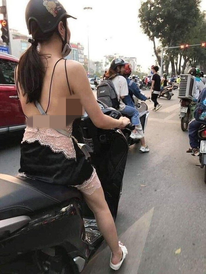Một cô gái diện chiếc váy ren quyến rũ và để lộ nguyên phần lưng trần phản cảm.
