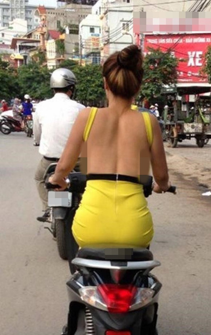 Cô gái ăn mặc khá thiếu vải phóng xe máy trên đường tỏ ra không mấy ngại ngùng.