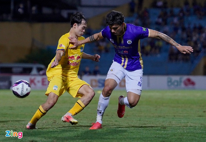 Thi đấu được một thời gian, chàng cầu thủ rời sân cỏ vì chấn thương sụn chêm đầu gối, phải sang Hàn Quốc phẫu thuật. Hậu phẫu, anh cùng các chuyên gia thể lực thực hiện các bài tập phục hồi. Ảnh: Zing
