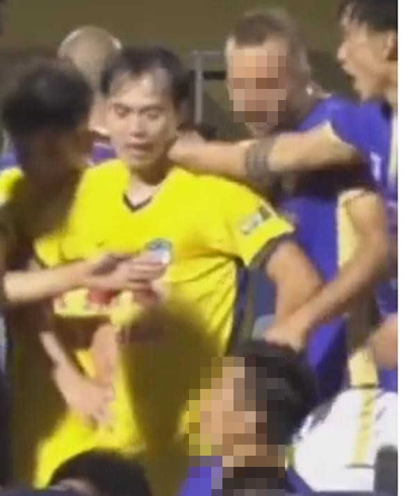 Theo đó, ở một số trận Đoàn Văn Hậu đã có những "tiểu xảo" phạm lỗi với đối thủ.