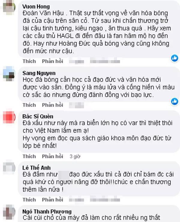 Đặc biệt, cư dân mạng còn ghi lại được hình ảnh Văn Hậu "đánh nguội" vào mặt Văn Toàn trong trận đấu giữa CLB Hà Nội và Hoàng Anh Gia Lai.