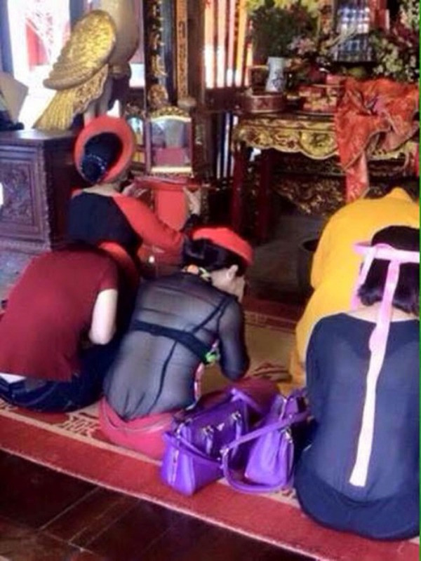 Đặc biệt là hội chị em, không ít lần họ tạo nên sự "ngứa mắt" với lối thời trang đi chùa chẳng giống ai.