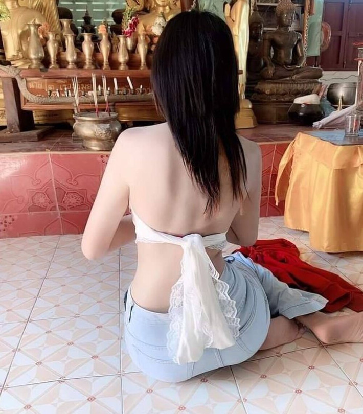 Vậy nên, hãy cân nhắc thật kĩ trang phục khi đi chùa để trách rơi vào hoàn cảnh "ăn gạch đá" từ cư dân mạng.