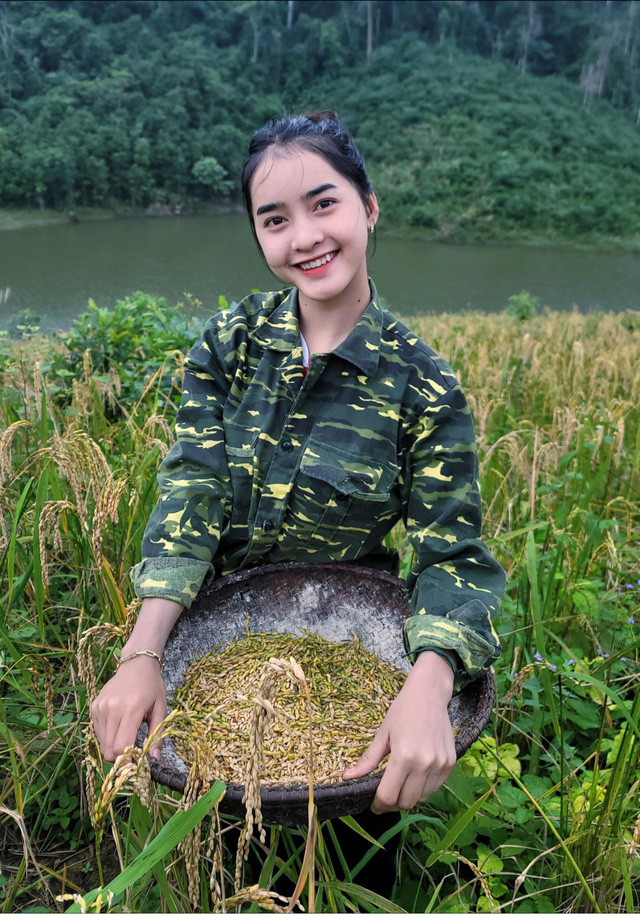 Cái tên "Yona Cươn" xuất phát từ việc cô nàng thần tượng thành viên Yoona của nhóm nhạc nữ Kpop - SNSD. Do đó, cô sử dụng từ "Yona" trong tên "Yoona" và kết hợp với từ "Cươn" trong tên thật "Đinh Thị Cươn" để ra đời cái tên "Yona Cươn".