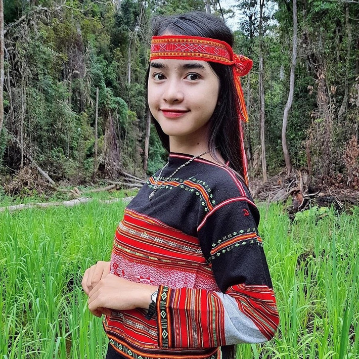 Ngoài những video nhảy nhót bắt mắt, Yona Cươn cũng ghi điểm với loạt content lên nương làm rẫy.