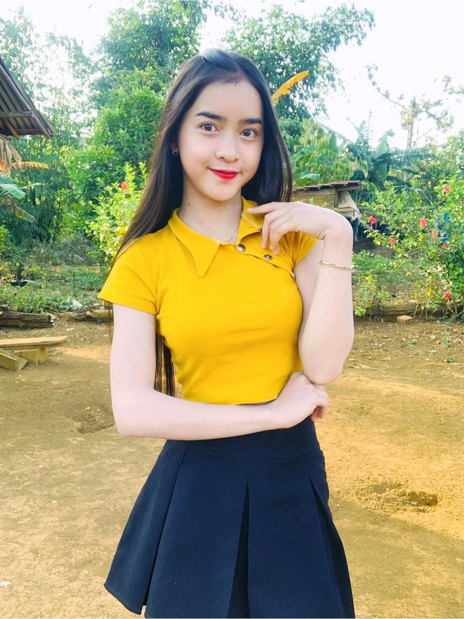 Ai chơi TikTok lâu năm chắc hẳn sẽ không quá xa lạ cái tên Yona Cươn (tên thật Đinh Thị Cươn). Hot girl dân tộc sinh năm 2004 đến từ Bình Định, cũng là một thiếu nữ dân tộc Ba Na.