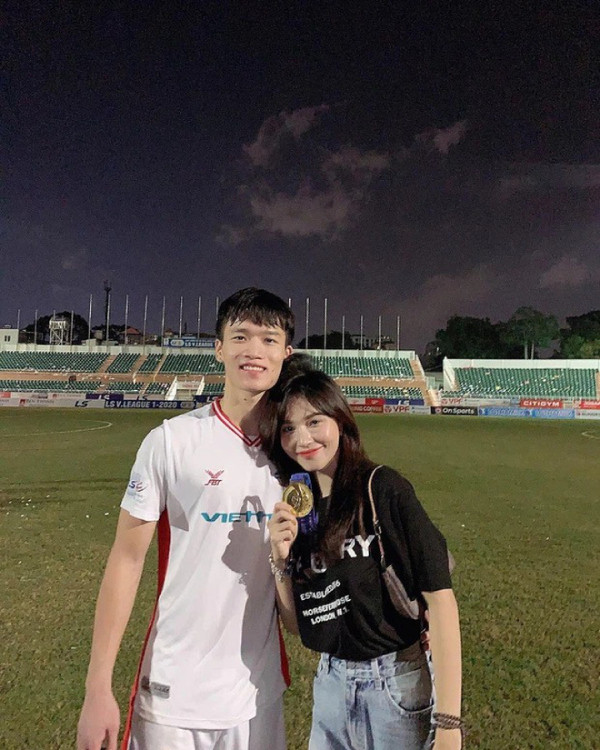 Hoàng Đức và Gia Hân là một trong những cặp đôi được ngưỡng mộ bậc nhất trong làng bóng đá Việt. Mặc dù khoảng cách địa lý nhưng chuyện tình của cả hai vẫn khiến dân mạng chú ý khi đã âm thầm bên nhau hơn 3 năm mà chẳng hề phô trương, ồn ào.