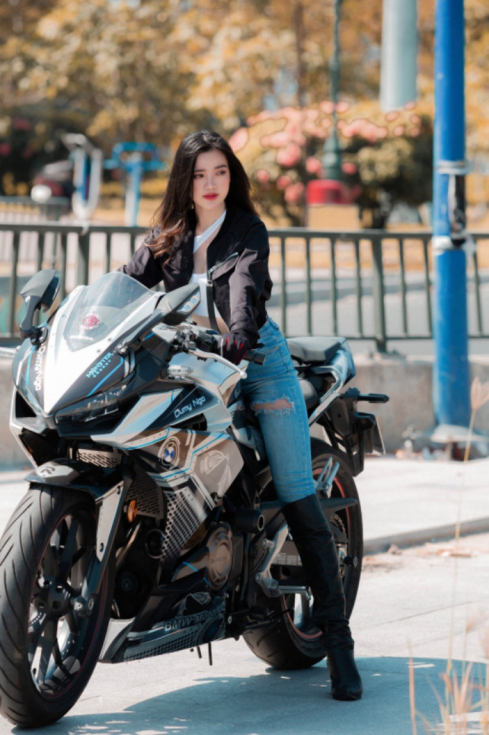 Mỹ Duyên còn được mọi người biết đến với biệt danh Dumy Ngô. Hot girl này hiện tại đang sinh sống và làm việc tại thành phố Hồ Chí Minh.