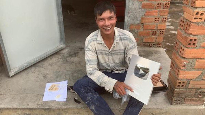 Lộc "Fuho" tên thật là Phạm Văn Lộc sinh năm 1994. Anh gây ấn tượng hình ảnh về một chàng thợ xây mộc mạc, giản dị làm YouTube.