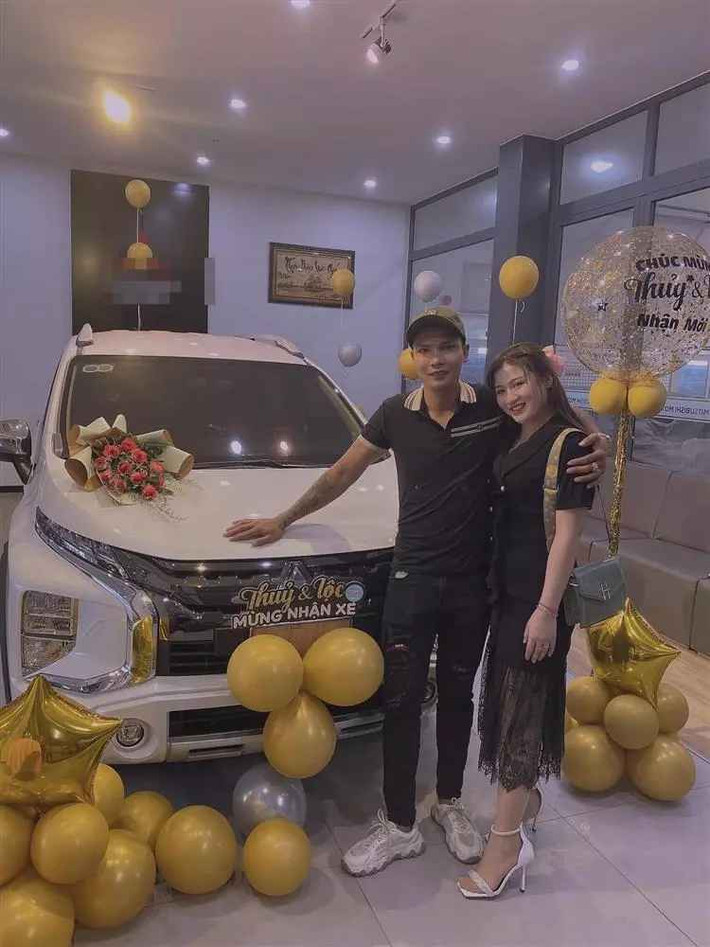 Trên trang Facebook có hơn 3 triệu người theo dõi, Lộc Fuho hào hứng chia sẻ hình ảnh cùng vợ đến một showroom ô tô. Trong ảnh, cặp đôi check-in trước chiếc "xế hộp" mang tên biển là hai vợ chồng.