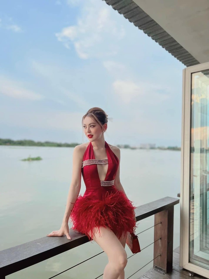 Thế nhưng, hot girl bán hàng online không ngại ngùng mà còn khoe cận cảnh ảnh chụp vết thương ở khóe miệng khiến nhiều người "yếu tim" phải hốt hoảng.