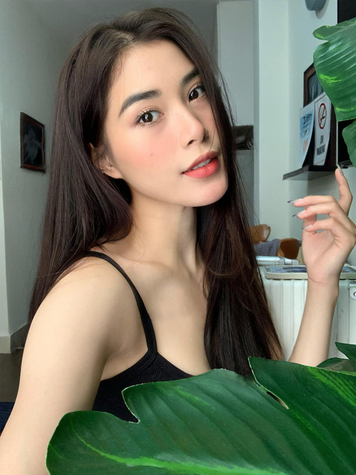 Trước đó, Thu Huyền là cái tên nổi bật của làng bóng chuyền nữ cùng một loạt thành tính đáng nể. Nữ vận động viên sinh năm 2002 đã nhiều lần đạt danh hiệu “chuyền hai hay nhất” tại giải trẻ vô địch quốc gia cũng như cúp trong những lần thi đấu.