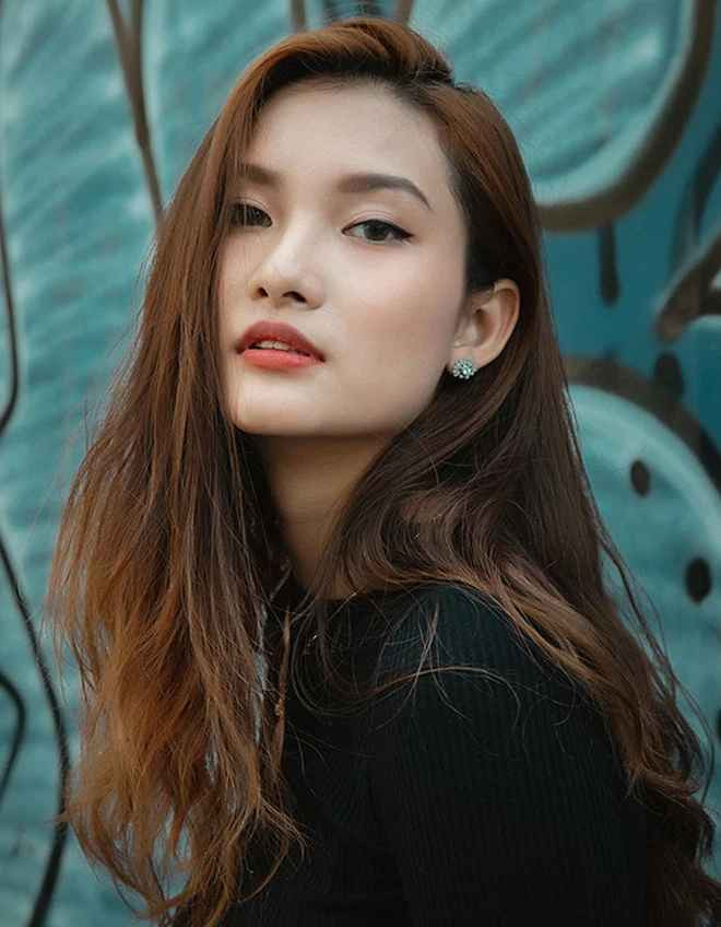 Vân Đình thành thạo tiếng Anh (bằng 7.0 IELTS), tiếng Trung và có thể giao tiếp cơ bản bằng tiếng Hàn. Trước đó, cô bạn từng nhận được học bổng toàn phần của một trường đại học khác.