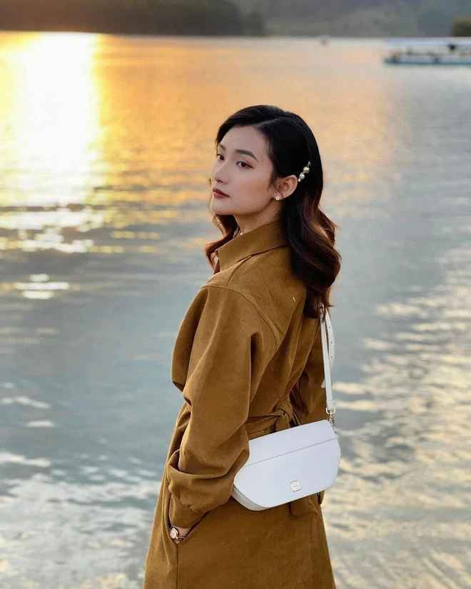 Lên cấp 3, Vân Đình là đại diện của trường THPT Nguyễn Công Trứ (quận Gò Vấp, TP.HCM) tham gia cuộc thi Nét Đẹp Học Đường cấp thành phố. Trong lần thi đó, nữ sinh đã mang về giải nhất tập thể và giải trang phục đẹp.