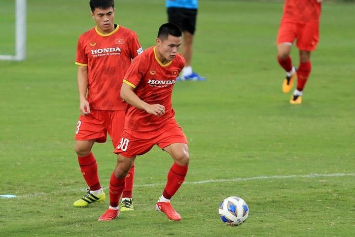 Trong sơ đồ 3-5-2, nếu như Tiến Linh mang dáng dấp một trung phong cổ điển, chơi gần vòng cấm thì Tuấn Hải có xu hướng di chuyển sang hai biên để phối hợp với tuyến dưới.