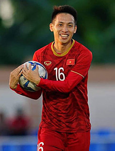 Hùng Dũng đá tiền vệ trung tâm và tiền đạo cánh trong sơ đồ 3-4-3, hoặc có thể được đẩy lên tiền đạo lùi trong 3-5-2, những sơ đồ làm nên thương hiệu của thầy Park.