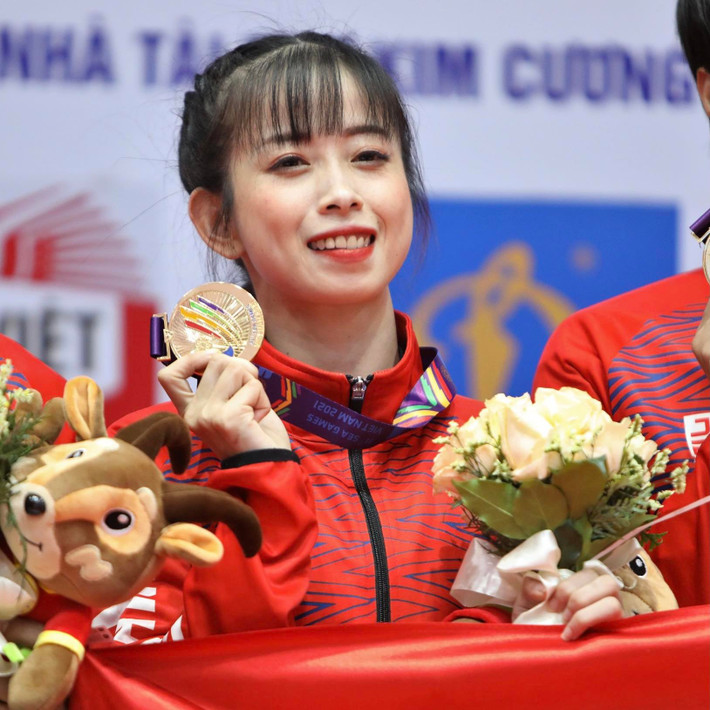 Trước khi theo đuổi Taekwondo, Châu Tuyết Vân từng khởi đầu với Vovinam. Khi ấy cô mới học lớp một, còn quá nhỏ để theo kịp giáo án Vovinam như các anh chị lớn tuổi trong lớp.