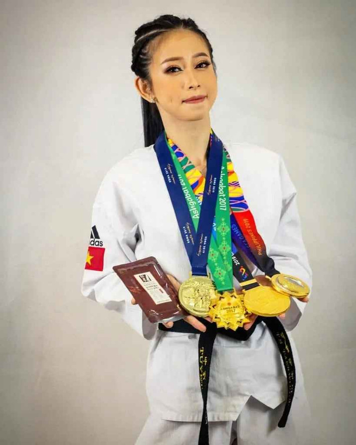 Cụ thể, trong một chia sẻ khi nhận tấm HC SEA Games 31, Châu Tuyết Vân cho biết cô sẽ cân nhắc việc "về hưu" sau khi SEA Games năm 2023 và mở một CLB Taekwondo để dạy các em nhỏ.