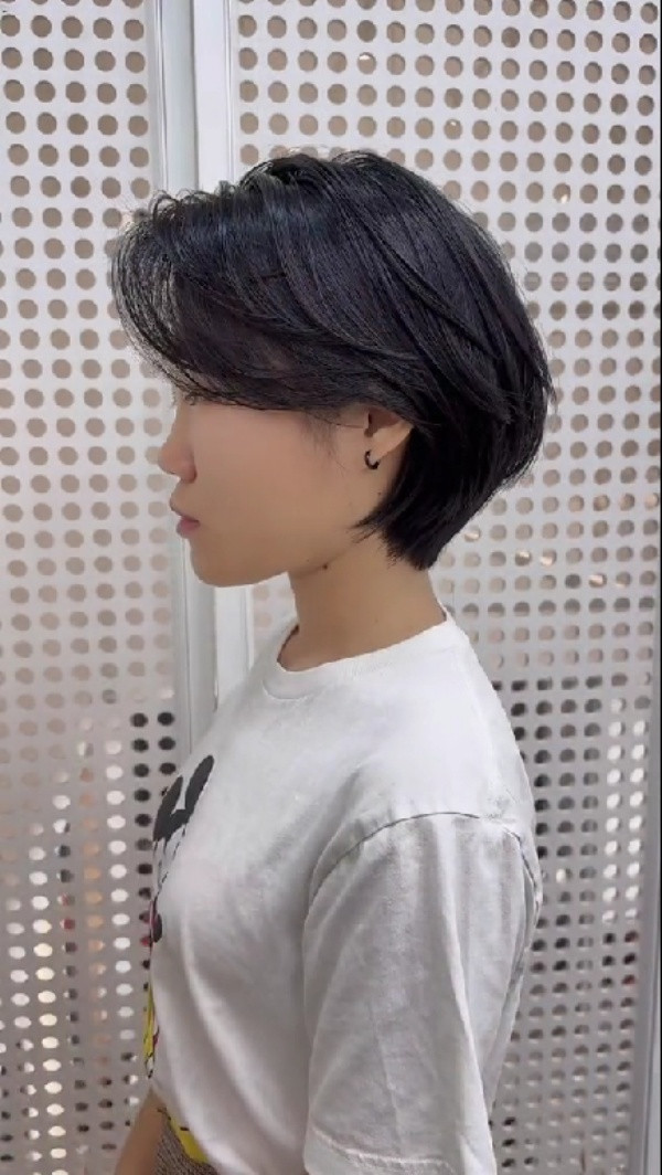 Có vẻ như vì đã quá quen thuộc với một cô nàng đầu tóc không được chỉn chu nên hình ảnh này của Thụy nhận về lượt tương tác lớn.