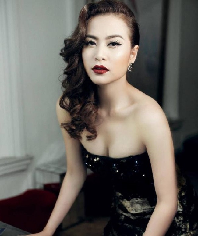 Sau khi lấy lại cân bằng cuộc sống, Hoàng Thùy Linh trở lại hoạt động showbiz với vai trò ca sĩ và gây "bão" mạng với loạt hit đình đám như "Để Mị nói cho mà nghe", "Tứ phủ", "Gieo quẻ"...