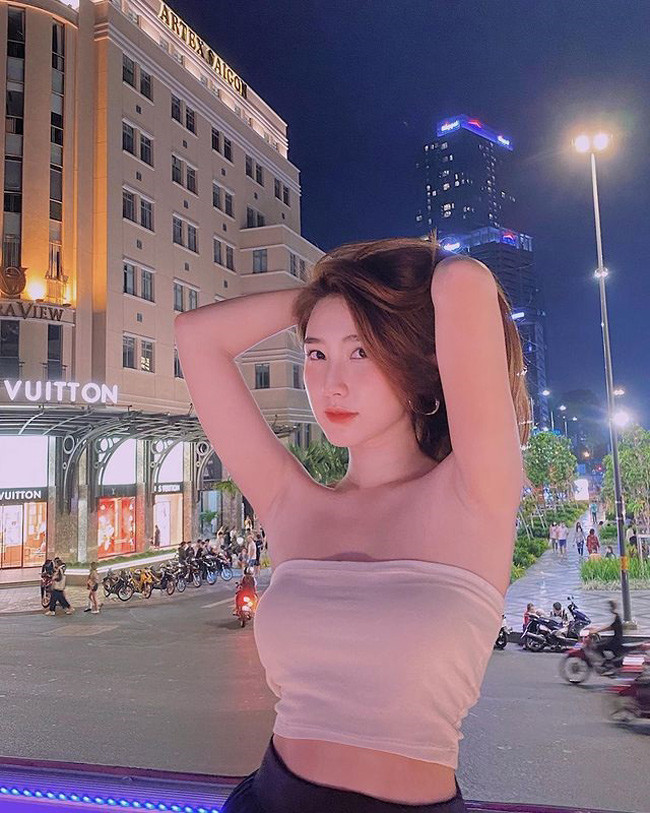Loạt ảnh xinh đẹp của Thanh Mèo từng được báo Trung Quốc đăng ảnh và dành cho nhiều lời khen ngợi về nhan sắc.