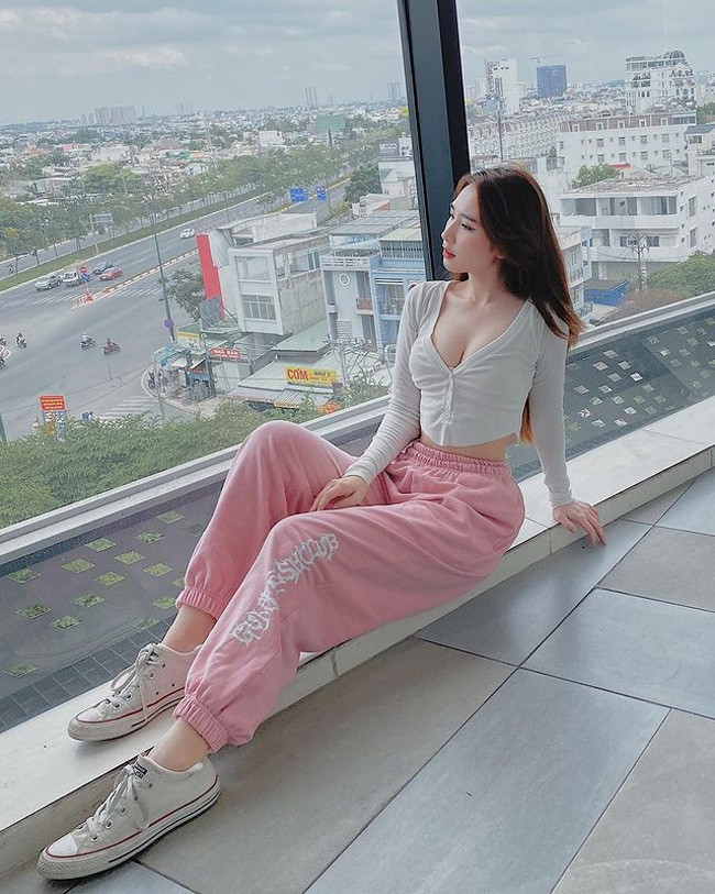 Từ khi lộ tin đồn yêu đương cho đến khi chia tay, cặp đôi Thanh Mèo và thủ môn Bùi Tiến Dũng chưa một lần lên tiếng về chuyện tình cảm này.