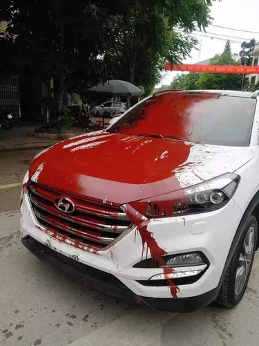 Dù không đỗ xe vô ý thức nhưng chủ xe này vẫn nhận nguyên hộp sơn.