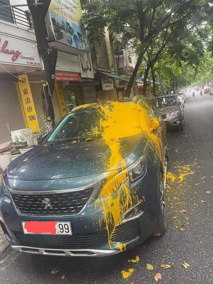 Dưới phần bình luận, có người khuyên sau này chủ xe nên tìm bến đỗ để tránh "tai nạn" tương tự.