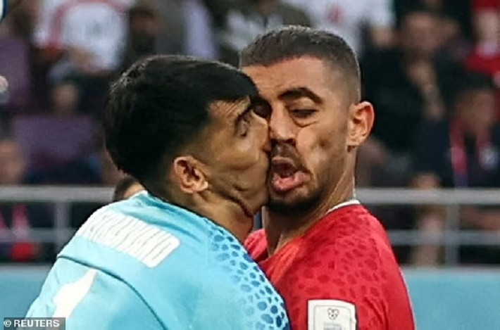 Trong tình huống này, Beiranvand nỗ lực đẩy bóng sau quả tạt của Harry Kane. Hai tuyển thủ Iran không quan sát nên đã lao vào nhau.