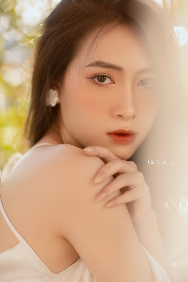 Cấn Hồng Anh không chỉ có lợi thế về ngoại hình xinh đẹp mà cô nàng còn sở hữu một giọng nói hấp dẫn với phát âm Tiếng Anh cực chuẩn.