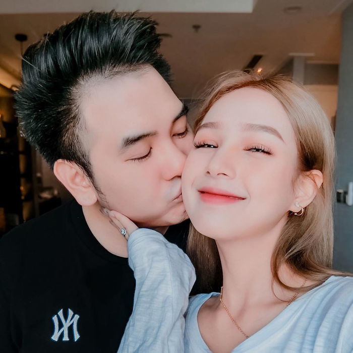 Ngay lập tức Xoài Non dành lời ngọt ngào cho mẹ chồng của mình: "Được mẹ ơi, con yêu mẹ".