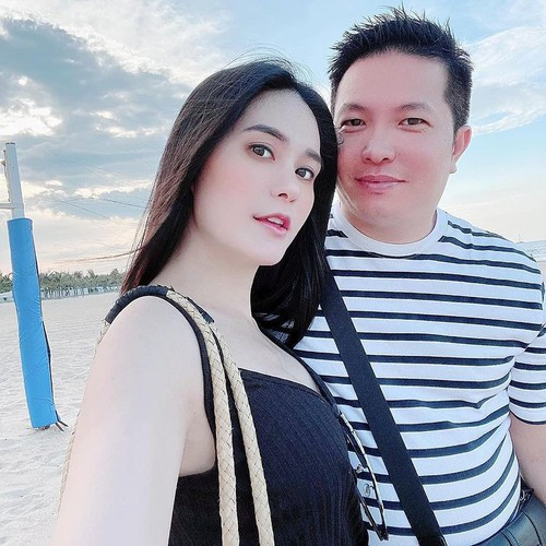 Kèm theo đó, nữ đại gia viết: "Nhá nhẹ nhà dành tặng ông bà ngoại sấp nhỏ. Gửi hình mẹ coi, rồi mẹ hỏi thiệt nhà của mẹ không rồi khóc. Ai biểu mẹ đẻ con gái chi nên giờ bị ở nhà đẹp".