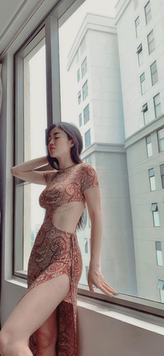 Chính bởi vậy, "nàng hậu ăn chơi" Sài thành không ngại trưng diện những bộ đồ cắt xẻ táo bạo.