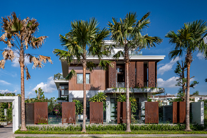 Ngôi biệt thự nằm trên khu đất rộng 1.800m2, diện tích xây dựng 812 m2 là nơi ở của một gia đình hai thế hệ.