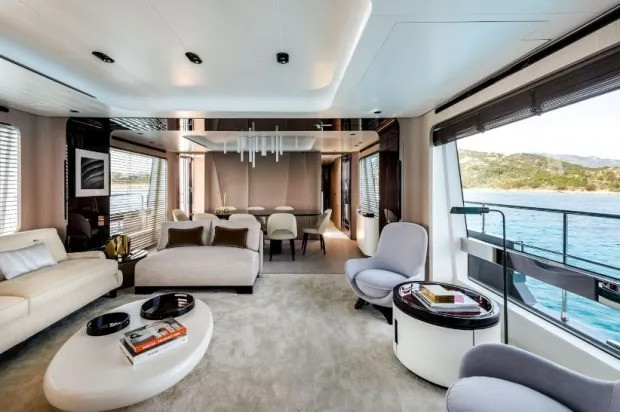 Siêu du thuyền sở hữu 5 cabin, 6 phòng ngủ, 1 phòng khách lớn với khu vực bếp hiện đại.