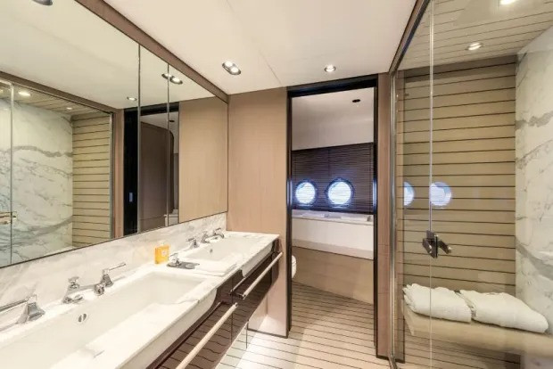 6 phòng tắm được trang bị nội thất hiện đại như khách sạn.