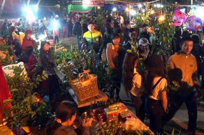 Sản phẩm được bày bán tại đây đều do chính người nông dân làm ra… Ngoài ra, còn có ông đồ khăn áo chỉnh tề ngồi mài mực cho chữ. Ảnh: Quangtri