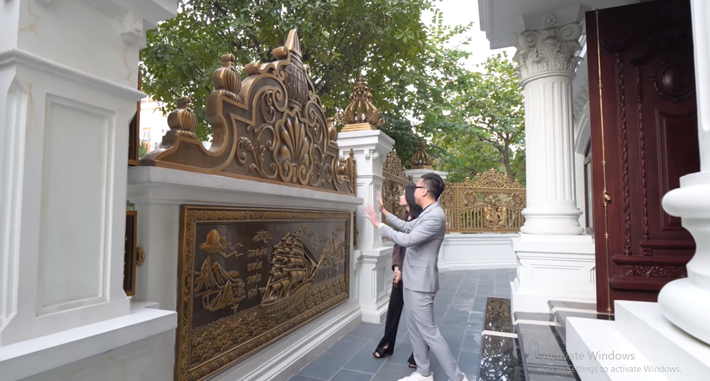 Tường rào xung quanh nhà sử dụng nhiều chất liệu bằng đồng sang trọng.