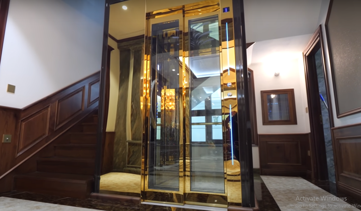 Thang máy di chuyển trong nhà nhập khẩu từ Đức.