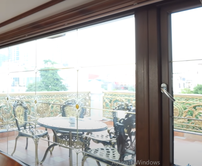 Phía ngoài ban công còn có một bộ bàn ăn cho những ngày đẹp trời. Nguồn ảnh: chụp màn hình NhaF