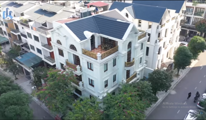 Căn biệt thự có diện tích lô đất lên đến khoảng gần 400m2, diện tích xây dựng một sản khoảng 200m2.